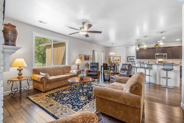 10216 W 16th Place, Kennewick, WA 99338