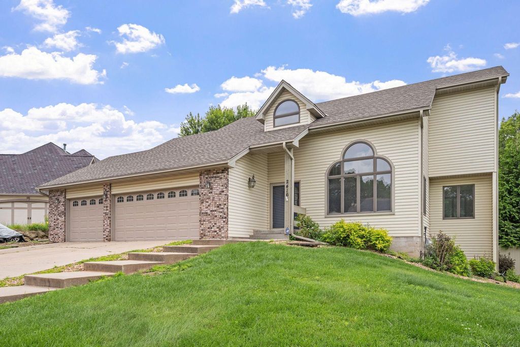 2416 Teakwood Drive E, Maplewood, MN 55119