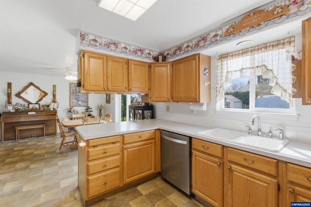 609 Pine St, Dallas, OR 97338