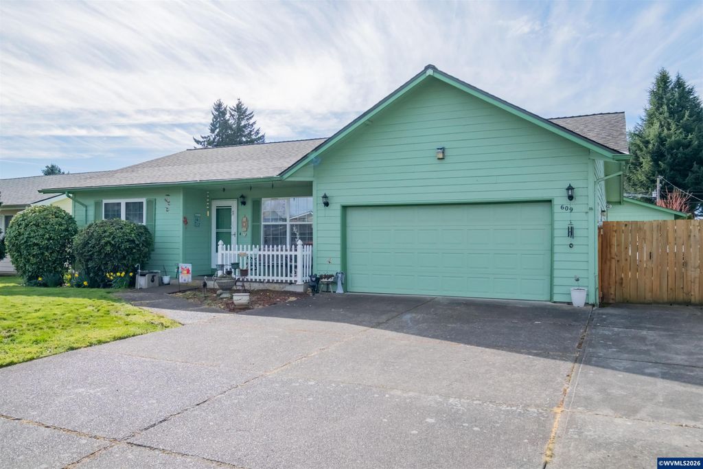 609 Pine St, Dallas, OR 97338