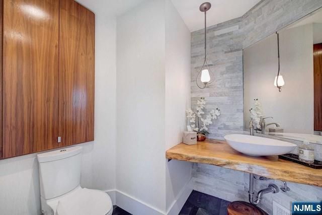 28 Rockleigh Road, Rockleigh, NJ 07647