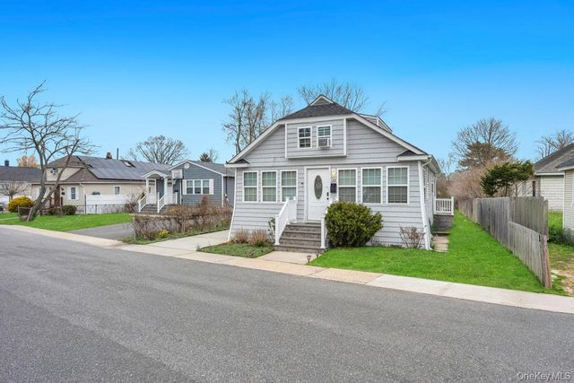 33 Center Avenue, Bay Shore, NY 11706