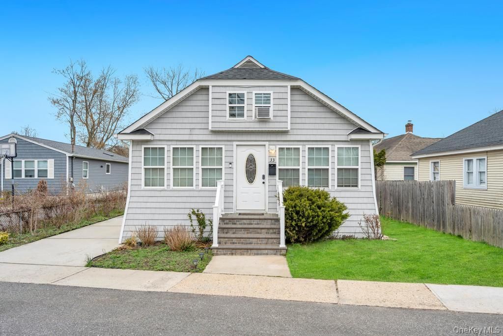 33 Center Avenue, Bay Shore, NY 11706