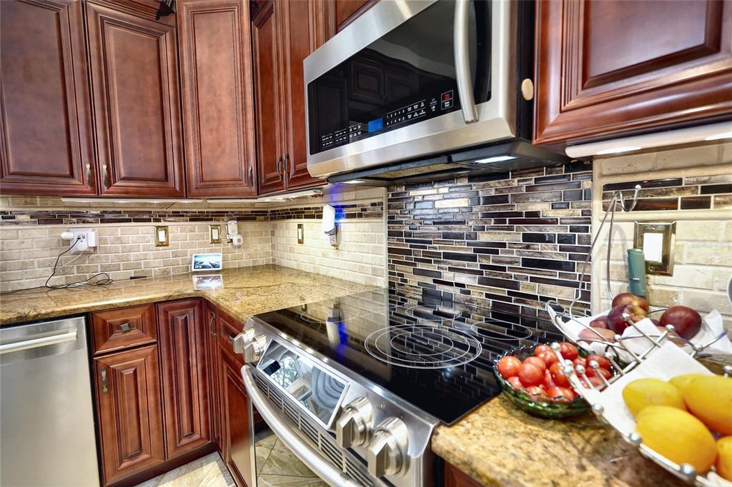 Image 12 of property listing at 7730 BARDMOOR HILL CIR, Orlando, FL 32835