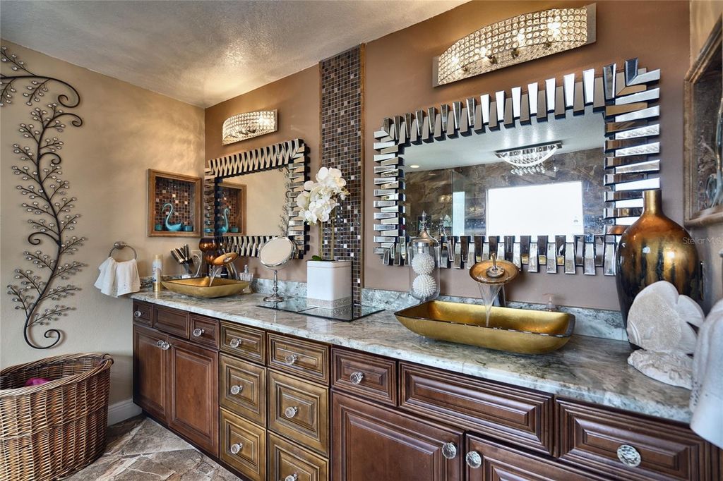 Image 19 of property listing at 7730 BARDMOOR HILL CIR, Orlando, FL 32835