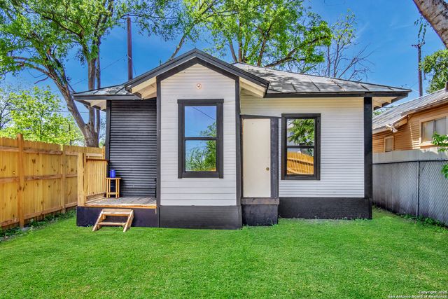2201 San Fernando, San Antonio, TX 78207