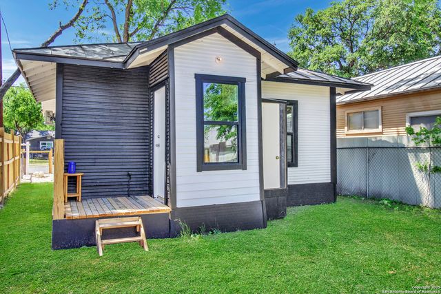 2201 San Fernando, San Antonio, TX 78207