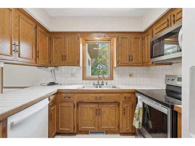 454 Oday Street, Maplewood, MN 55119