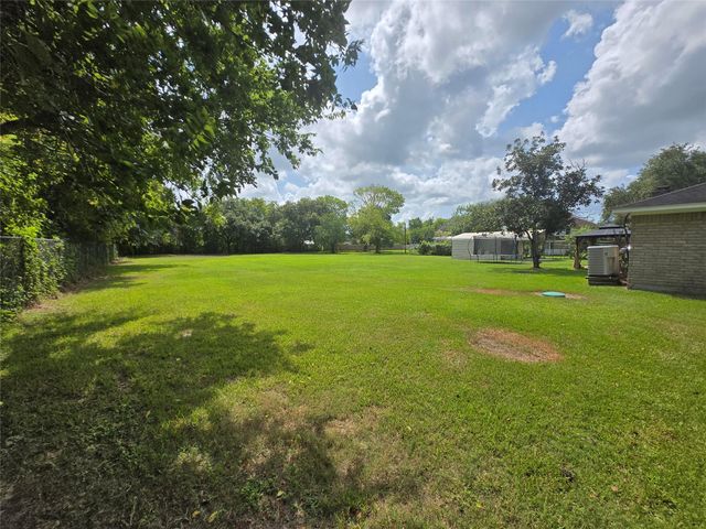 610 Avenue C, Alvin, TX 77511