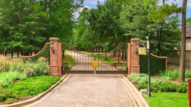 104 Castle Pines Drive, Montgomery, TX 77316