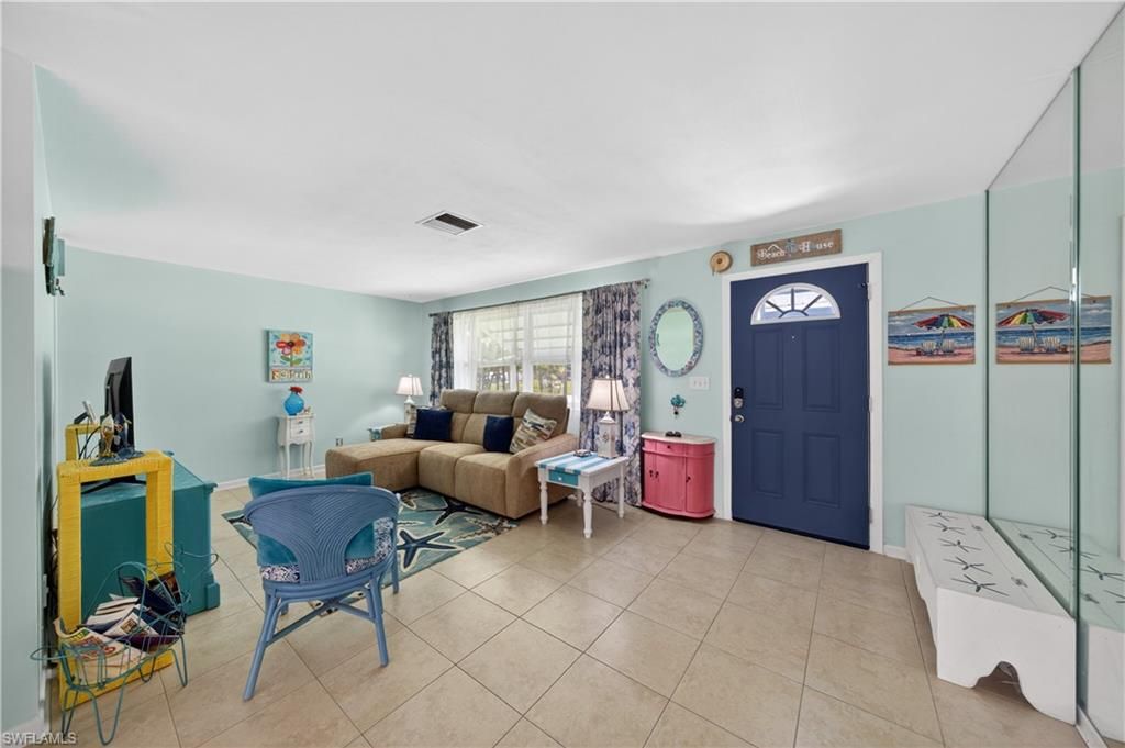 Image 10 of property listing at 1407 SE 30th ST, Cape Coral, FL 33904