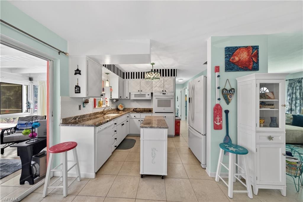 Image 12 of property listing at 1407 SE 30th ST, Cape Coral, FL 33904