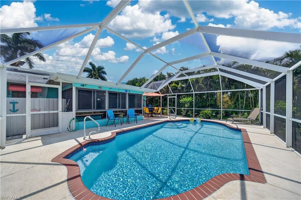 Image 3 of property listing at 1407 SE 30th ST, Cape Coral, FL 33904