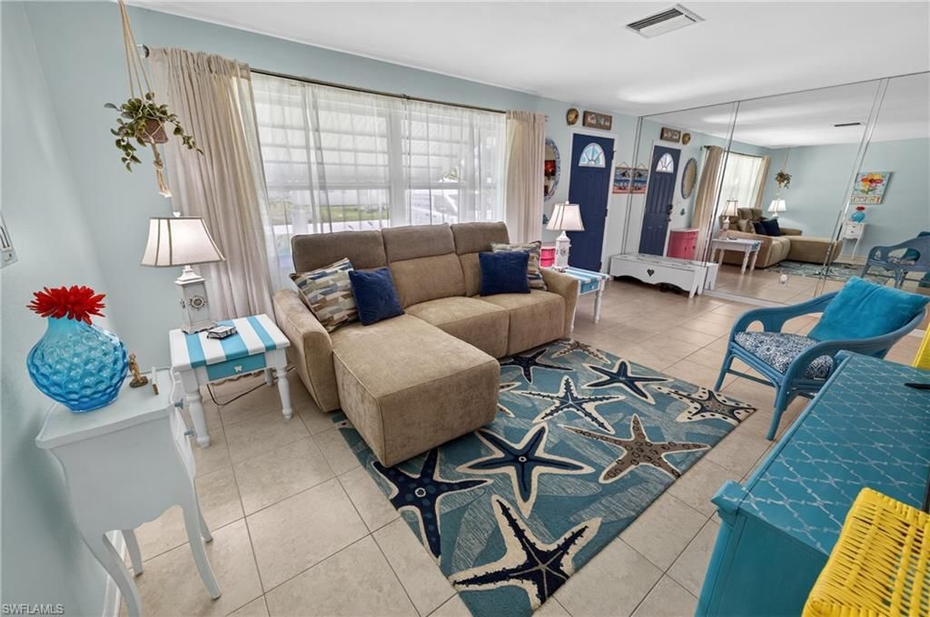 Image 8 of property listing at 1407 SE 30th ST, Cape Coral, FL 33904