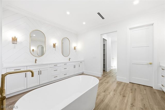 772 11th ST NW, Naples, FL 34120