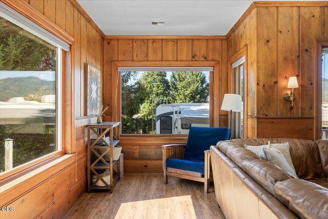 1043 Thelma Way, Grants Pass, OR 97527
