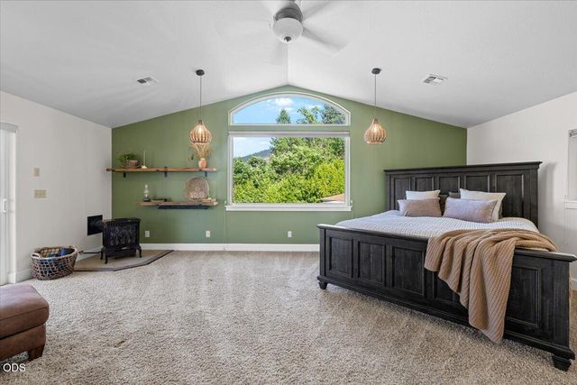 1043 Thelma Way, Grants Pass, OR 97527
