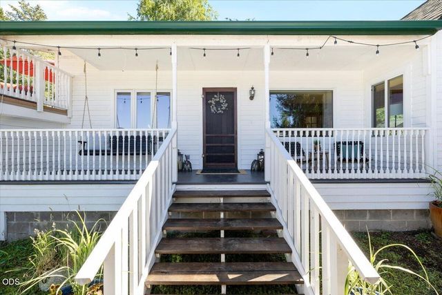 1043 Thelma Way, Grants Pass, OR 97527