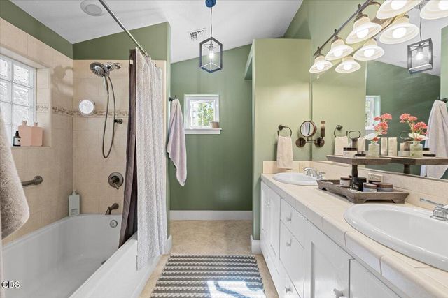 1043 Thelma Way, Grants Pass, OR 97527