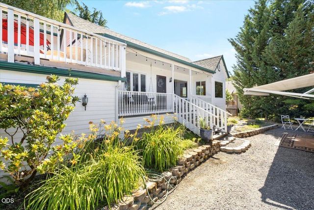 1043 Thelma Way, Grants Pass, OR 97527