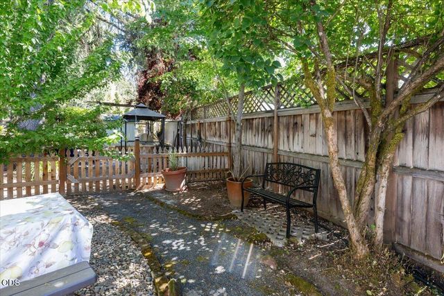 1043 Thelma Way, Grants Pass, OR 97527