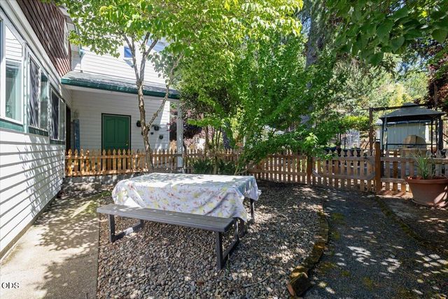 1043 Thelma Way, Grants Pass, OR 97527