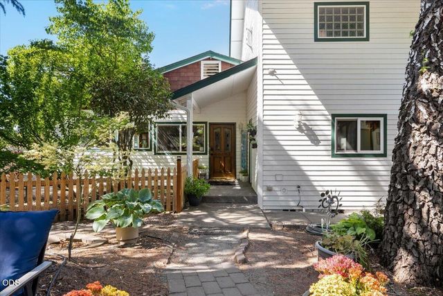 1043 Thelma Way, Grants Pass, OR 97527