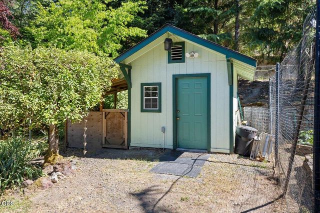 1043 Thelma Way, Grants Pass, OR 97527