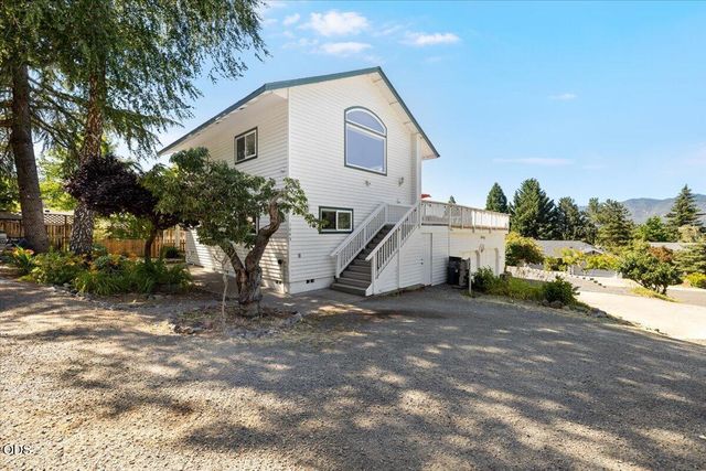 1043 Thelma Way, Grants Pass, OR 97527