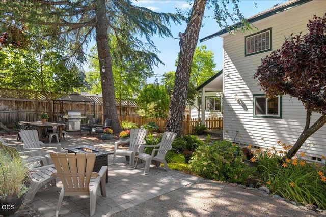 1043 Thelma Way, Grants Pass, OR 97527