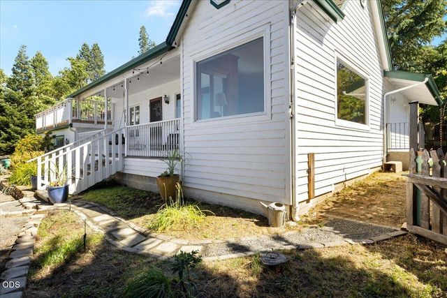 1043 Thelma Way, Grants Pass, OR 97527