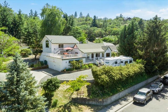 1043 Thelma Way, Grants Pass, OR 97527