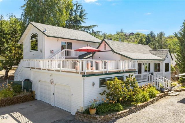 1043 Thelma Way, Grants Pass, OR 97527