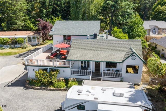 1043 Thelma Way, Grants Pass, OR 97527