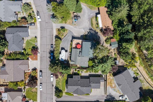 1043 Thelma Way, Grants Pass, OR 97527