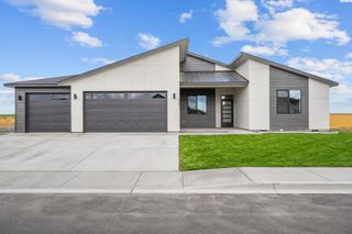 8601 Dusty Maiden Dr, Pasco, WA 99301