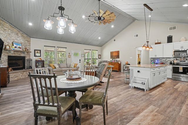 125 Rolling Hills Boulevard, Alvord, TX 76225