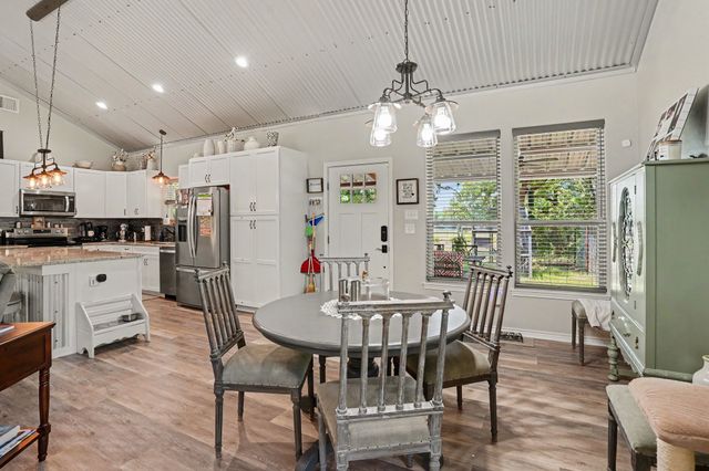 125 Rolling Hills Boulevard, Alvord, TX 76225
