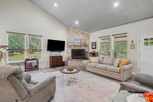 125 Rolling Hills Boulevard, Alvord, TX 76225