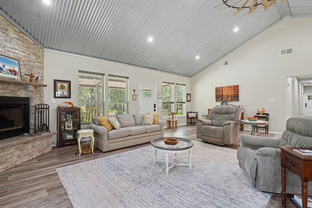 125 Rolling Hills Boulevard, Alvord, TX 76225