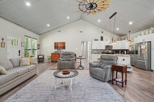 125 Rolling Hills Boulevard, Alvord, TX 76225