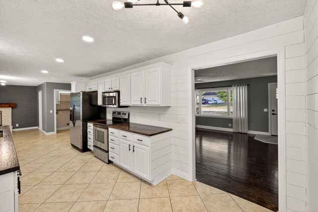 1901 S Sieger Drive, Springfield, MO 65804