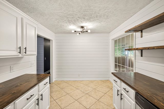 1901 S Sieger Drive, Springfield, MO 65804