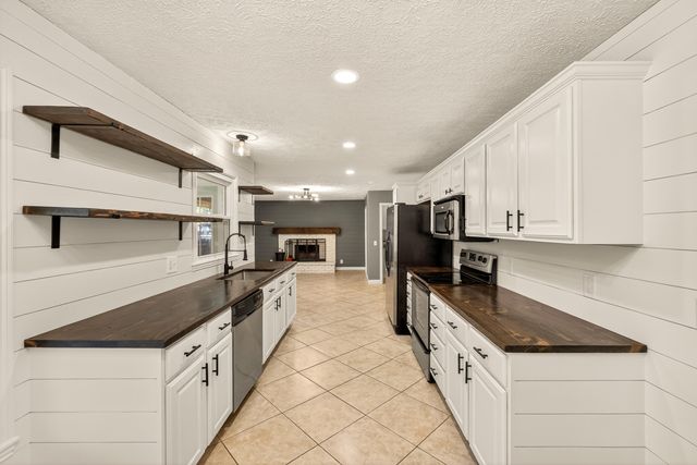 1901 S Sieger Drive, Springfield, MO 65804