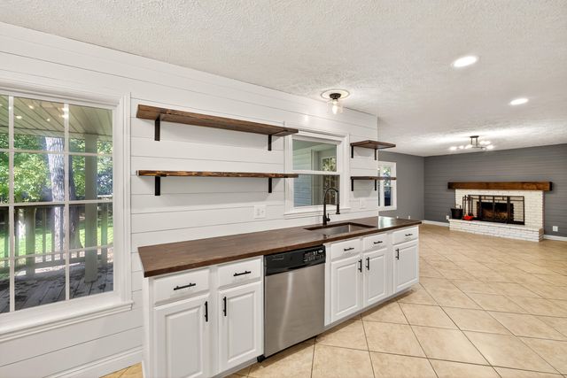 1901 S Sieger Drive, Springfield, MO 65804