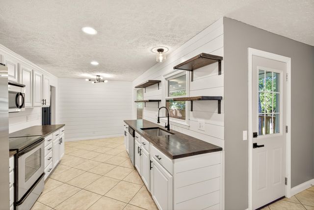 1901 S Sieger Drive, Springfield, MO 65804