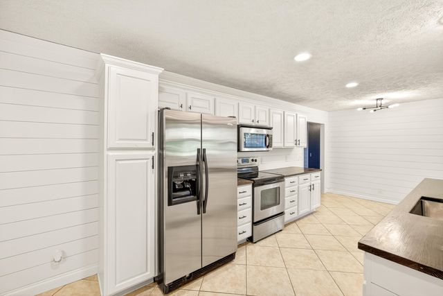 1901 S Sieger Drive, Springfield, MO 65804