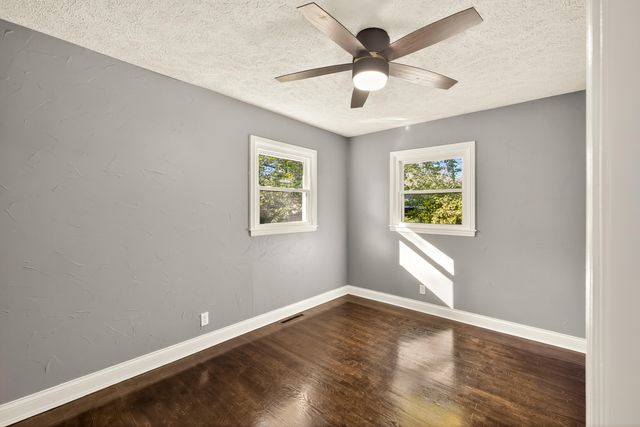 1901 S Sieger Drive, Springfield, MO 65804