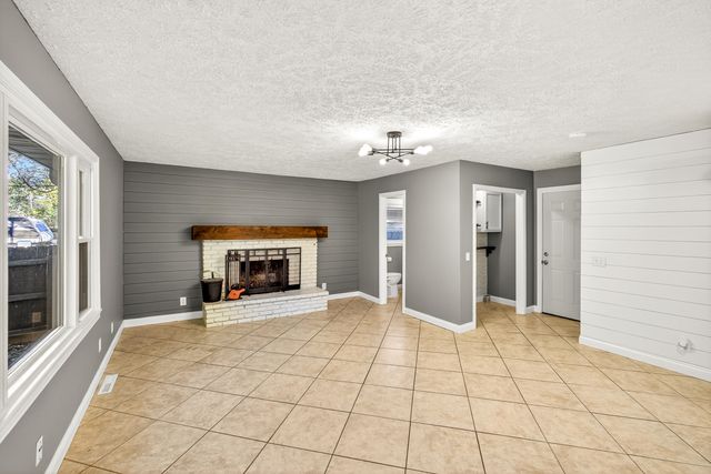 1901 S Sieger Drive, Springfield, MO 65804