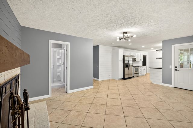 1901 S Sieger Drive, Springfield, MO 65804